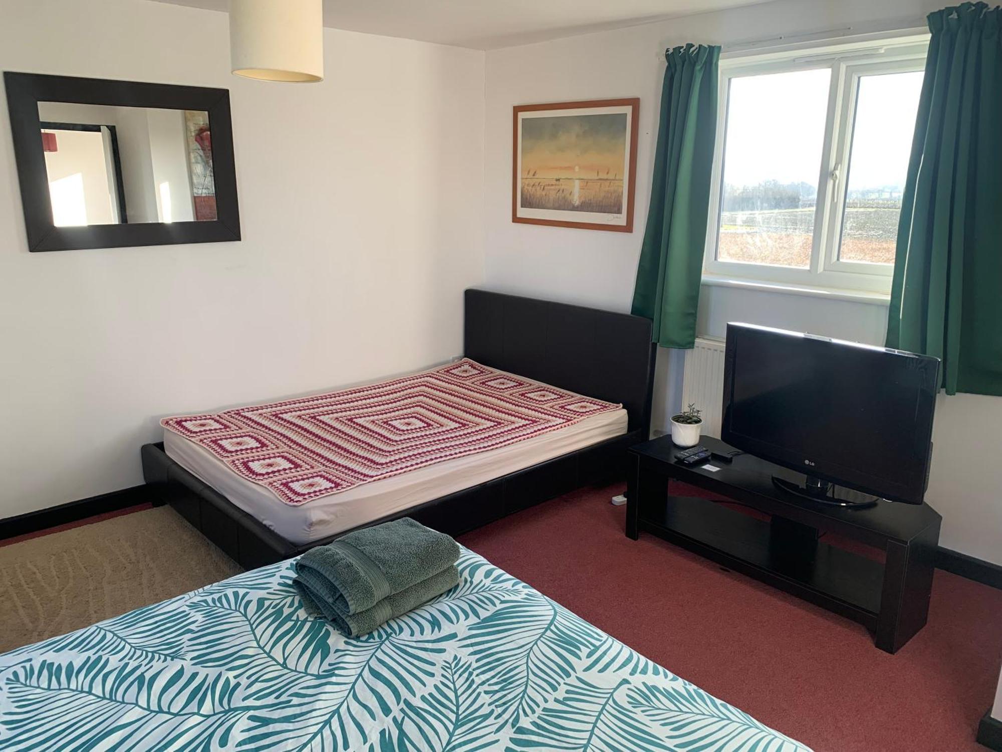 Apartment 1 Bedroom Annex, Private Bathroom, Peaceful Area Claypits